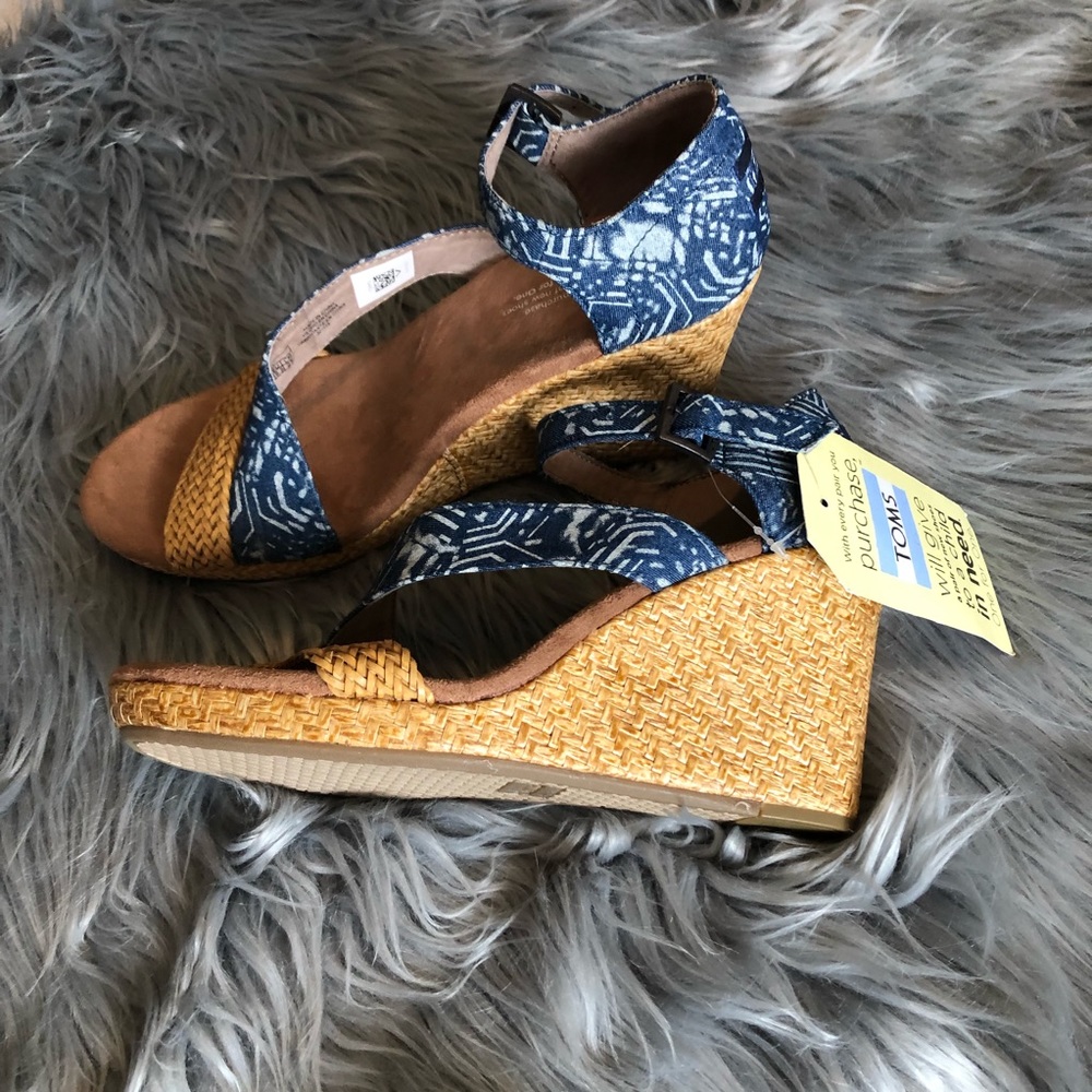 Toms blue and white wedge sandals, sz 8, NWT